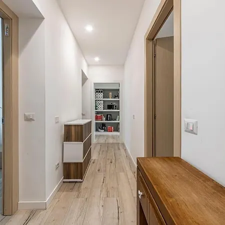 Three 2 Beds, 3rd Bed Available Апартаменты Милан