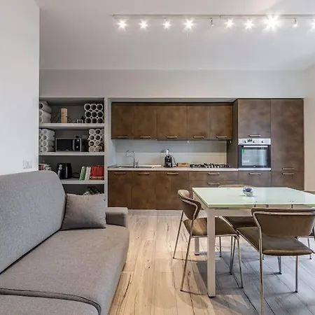 Three 2 Beds, 3rd Bed Available Милан