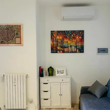 Three 2 Beds, 3rd Bed Available Апартаменты Милан