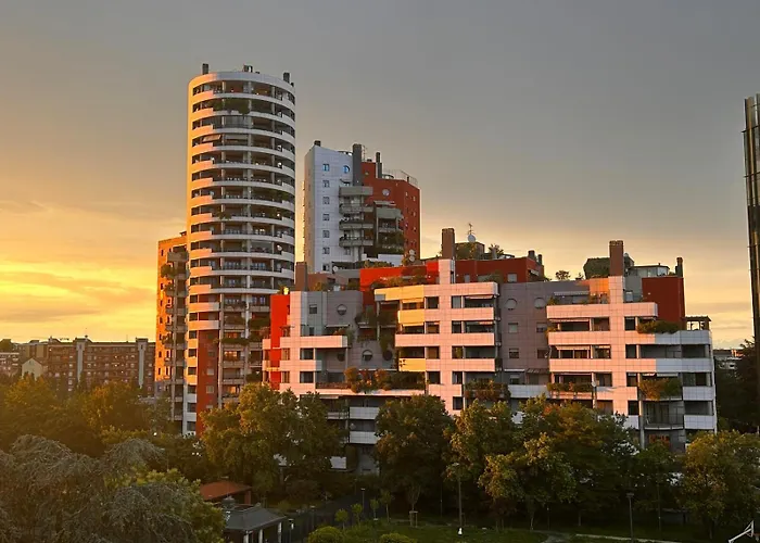 Three 2 Beds, 3rd Bed Available Apartament *