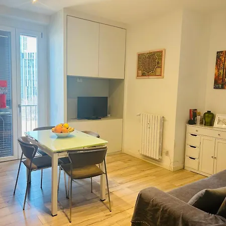 Three 2 Beds, 3rd Bed Available Lejlighed